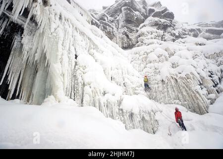 2018 photo de dossier datée du 2018 mars des grimpeurs de glace sur Kinder Downfall, High Peak à Derbyshire, comme la tempête Emma et la Bête de l'est ont apporté des températures exceptionnellement basses et de fortes chutes de neige dans de grandes régions Date de publication : dimanche 30 janvier 2022. Banque D'Images