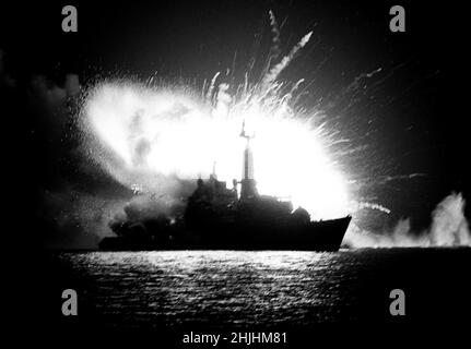 1982: Photo de dossier datée d'avril 1982 d'une bombe Argentine qui explose à bord de la frégate de la Royal Navy HMS Antelope, tuant l'ingénieur chargé de l'élimination de la bombe qui essayait de la désamorcer pendant le conflit des Malouines.Date de publication : dimanche 30 janvier 2022. Banque D'Images