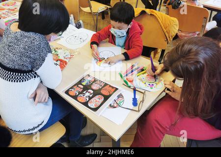 Bruxelles.30th janvier 2022.Les gens remplissent les peintures du masque de l'Opéra de Pékin avec des couleurs lors d'une activité organisée par l'Institut Confucius à Bruxelles et l'Association de la Chine pour célébrer le nouvel an lunaire chinois à venir, à Bruxelles, Belgique, le 29 janvier 2022.Credit: Xinhua/Alay Live News Banque D'Images