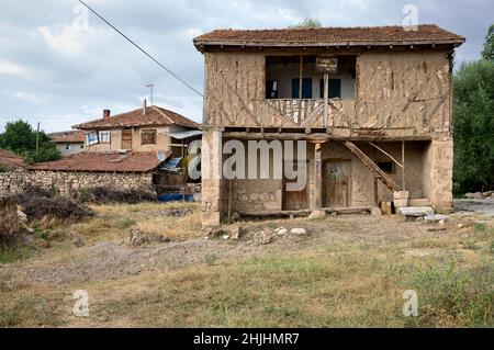 Maison traditionnelle turque à pans de bois et de maçonnerie dans le village de Kozluca dans le centre de l'Anatolie, Turquie Banque D'Images
