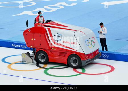 Pékin, Chine.30th janvier 2022.Patinage de vitesse, Jeux olympiques, préparatifs.Une machine de resurfaçage de glace prépare les pistes dans le National Speed Skating Hall « The Ice Ribbon ».Les Jeux Olympiques d'hiver de Beijing auront lieu de 04 à 20.02.2022 dans des conditions strictes de Corona.Credit: Peter Kneffel/dpa/Alay Live News Banque D'Images