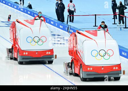 Pékin, Chine.30th janvier 2022.Patinage de vitesse, Jeux olympiques, préparatifs.Les machines de traitement de glace préparent les pistes dans le National Speed Skating Hall « The Ice Ribbon ».Les Jeux Olympiques d'hiver de Beijing auront lieu de 04 à 20.02.2022 dans des conditions strictes de Corona.Credit: Peter Kneffel/dpa/Alay Live News Banque D'Images