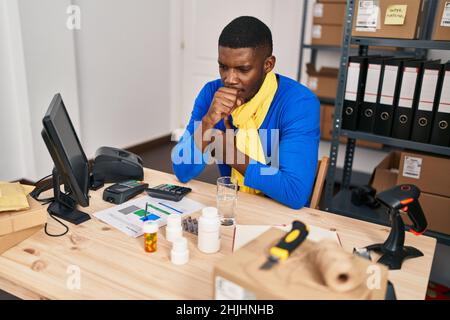 Jeune afro-américain homme ecommerce travailleur d'affaires toussant au bureau Banque D'Images