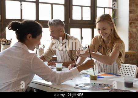 Joyeux diversité école d'art camarades de classe filles parlant en classe Banque D'Images