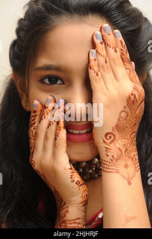 Inde - belle jeune fille indienne adolescente montrant des œuvres d'art de Henna Mehndi Henna colorant est appliqué sur les mains de la fille de huit ans pendant le festival indien. Banque D'Images