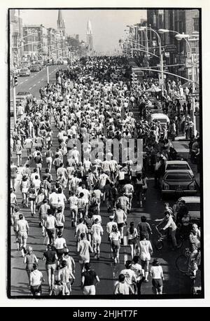 Vue inhabituelle des coureurs sur la 4th Avenue à Bay Ridge, Brooklyn, vue d'en haut sur l'autoroute Gowanus.Depuis le marathon de New York en 1981 Banque D'Images