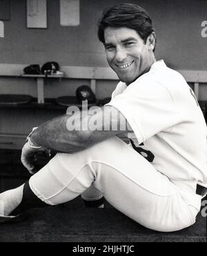 Portrait posé de Steve Garvey, le premier bassiste de Dodgers, sur les marches du dugout au stade Dodger de Chavez Ravine, Los Angeles, Californie vers 1977. Banque D'Images