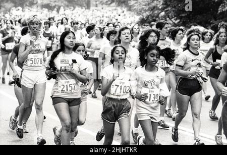 Un grand groupe de coureurs féminins participent au mini-marathon de 1980 l'ufs, une course féminine de seulement 10 kilomètres à Central Park, Manhattan, New York. Banque D'Images