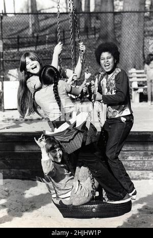 4 filles, probablement des adolescentes, sourient et s'amusent sur un swing de pneu dans le terrain de jeu de 3rd Street à Prospect Park, Brooklyn, New York City. Circa 1977. Banque D'Images