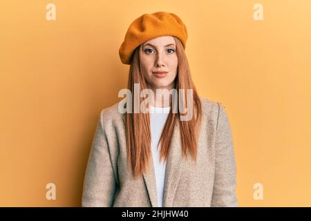 Jeune femme irlandaise portant un regard français avec un béret avec une expression sérieuse sur le visage. Simple et naturel regardant la caméra. Banque D'Images