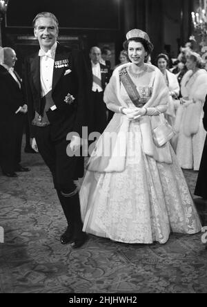 Photo du dossier datée du 27/10/1955, du premier ministre Sir Anthony Eden avec la reine Elizabeth II à l'Opéra royal de Covent Garden, Londres.Date de publication : dimanche 30 janvier 2022. Banque D'Images