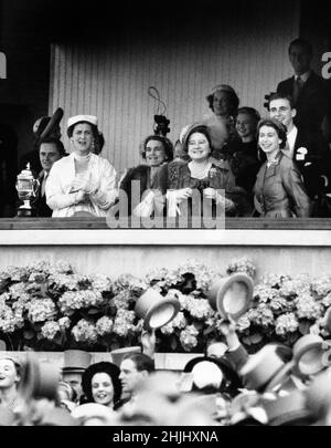 Photo du dossier datée du 17/6/1953 de la reine Elizabeth II (à droite) souriant avec joie comme, avec d'autres membres de la famille royale dans la boîte royale, elle voit son cheval 'Choeur Boy' gagner la coupe de chasse royale à Royal Ascot.Plus que tout autre intérêt, les chevaux et les poneys ont été la passion de la Reine tout au long de sa longue vie.Date de publication : dimanche 30 janvier 2022. Banque D'Images