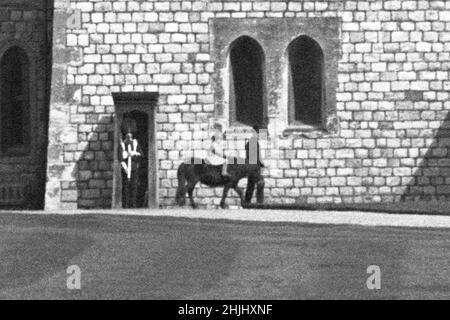 Photo de dossier de la 1930s de la princesse Elizabeth à cheval dans le domaine du château de Windsor.Plus que tout autre intérêt, les chevaux et les poneys ont été la passion de la Reine tout au long de sa longue vie.Date de publication : dimanche 30 janvier 2022. Banque D'Images