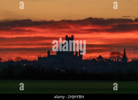 Lumière d'avant l'aube au-dessus de la cathédrale d'Ely, Cambridgeshire Banque D'Images