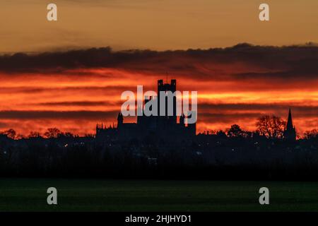 Lumière d'avant l'aube au-dessus de la cathédrale d'Ely, Cambridgeshire Banque D'Images