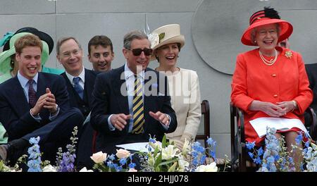 Photo du dossier datée du 4/6/2002, de la reine Elizabeth II, de la comtesse de Wessex, du prince de Galles et du prince William riant lors de la parade du jubilé d'or le long du centre commercial.Date de publication : dimanche 30 janvier 2022. Banque D'Images