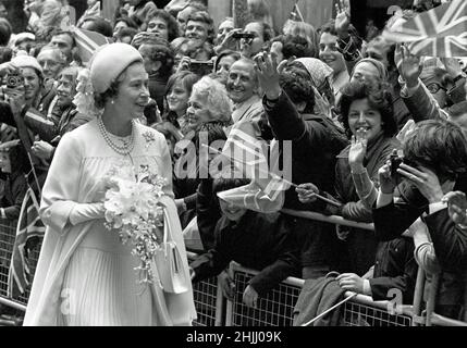 Photo du dossier datée du 7/6/1977 de la reine Elizabeth II rencontrant des gens lors de sa promenade à Guildhall après avoir assisté au service de l'action de grâce du Jubilé d'argent à la cathédrale Saint-Paul.Date de publication : dimanche 30 janvier 2022. Banque D'Images