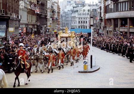 Photo du dossier datée du 7/6/1977 de l'entraîneur d'État d'or avec la reine Elizabeth II et le duc d'Édimbourg qui remontait la colline de Ludgate après avoir quitté le palais de Buckingham pour se rendre à la cathédrale Saint-Paul pour assister à un service spécial d'action de grâces pour le Jubilé d'argent.Date de publication : dimanche 30 janvier 2022. Banque D'Images