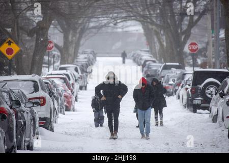 New York, États-Unis.29th janvier 2022.Des piétons marchent dans une rue enneigée à New York, aux États-Unis, le 29 janvier 2022.La tempête d'hiver Kenan amène de fortes rafales de neige et de vent à New York et dans les environs samedi.Credit: Winston Zhou/Xinhua/Alay Live News Banque D'Images