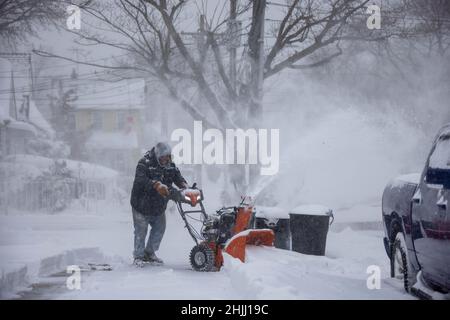 New York, États-Unis.29th janvier 2022.Un résident nettoie la neige sur les trottoirs de New York, aux États-Unis, le 29 janvier 2022.La tempête d'hiver Kenan amène de fortes rafales de neige et de vent à New York et dans les environs samedi.Credit: Winston Zhou/Xinhua/Alay Live News Banque D'Images