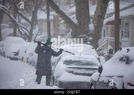 New York, États-Unis.29th janvier 2022.Un résident nettoie la neige sur un véhicule à New York, aux États-Unis, le 29 janvier 2022.La tempête d'hiver Kenan amène de fortes rafales de neige et de vent à New York et dans les environs samedi.Credit: Winston Zhou/Xinhua/Alay Live News Banque D'Images