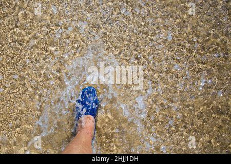 Marche dans l'eau sur la plage. Banque D'Images