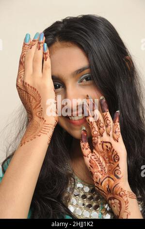 Inde Asie juillet 24 2021Beautiful jeune fille indienne adolescente montrant des œuvres d'art de Henna Mehndi Henna colorant est appliqué sur la main de fille pendant le festival indien Banque D'Images