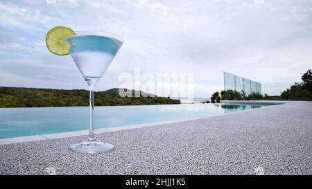 Verre Martini, piscine avec une vue infinie sur la mer… Banque D'Images