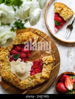 Gâteau Galette avec des idées de dessert pour le brunch du printemps à la fraise et à la crème glacée. Vue sur le dessus. Plat de la nourriture. Support fait maison Banque D'Images