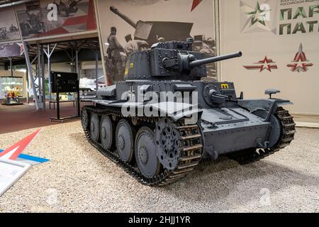 Chars soviétiques et allemands de la Seconde Guerre mondiale dans la salle des chars du Musée du parc Patriot.Moscou, Russie 19 décembre 2021. Banque D'Images