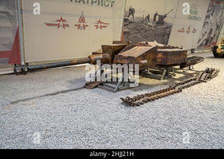 Chars soviétiques et allemands de la Seconde Guerre mondiale dans la salle des chars du Musée du parc Patriot.Moscou, Russie 19 décembre 2021. Banque D'Images