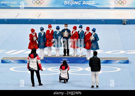 Pékin, Chine.30th janvier 2022.Patinage de vitesse, Jeux olympiques, préparatifs.Les bénévoles et les officiels répètent une cérémonie de remise des médailles au National Speed Skating Hall « The Ice Ribbon ».Les Jeux Olympiques d'hiver de Beijing auront lieu du 04 au 20 février 2022, en vertu de la réglementation stricte de Corona.Credit: Peter Kneffel/dpa/Alay Live News Banque D'Images