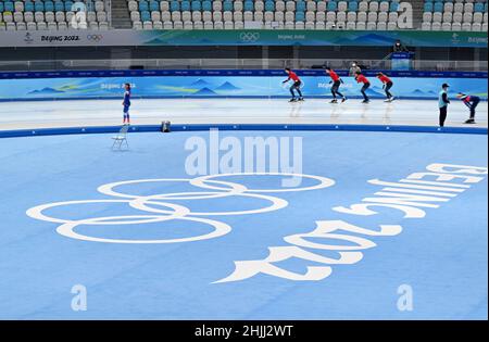 Pékin, Chine.30th janvier 2022.Patinage de vitesse, Jeux olympiques, préparatifs.Les patineurs de vitesse s'entraînent dans le National Speed Skating Hall « The Ice Ribbon ».Les Jeux Olympiques d'hiver de Beijing auront lieu de 04 à 20.02.2022 dans des conditions de corona strictes.Credit: Peter Kneffel/dpa/Alay Live News Banque D'Images