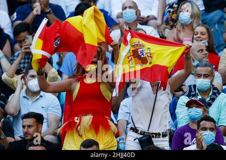 Melbourne, Australie.30th janvier 2022.Tennis: Grand Chelem - Open d'Australie, singles, men, final: Nadal (Espagne) - Medvedev (Russie).Est en action.Les fans de tennis applaudissent avec le drapeau espagnol de Rafael Nadal.Credit: Frank Molter/dpa/Alay Live News Banque D'Images