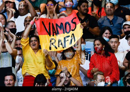 Melbourne, Australie.30th janvier 2022.Tennis: Grand Chelem - Open d'Australie, singles, men, final: Nadal (Espagne) - Medvedev (Russie).Les fans de tennis applaudissent pour Rafael Nadal.Credit: Frank Molter/dpa/Alay Live News Banque D'Images