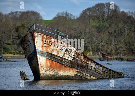 Épave de bateau de pêche en bois abandonné dans la rivière Blavet près de Lorient, Bretagne. Banque D'Images