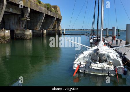 L'ancienne base sous-marine nazie de Lorient-Keroman, après avoir été utilisée par la marine française, est aujourd'hui utilisée par les équipes de course de yacht transocéaniques. Banque D'Images