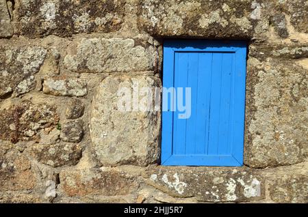 Détail d'une fenêtre à volets d'une ancienne ferme de Douarnenez, Bretagne, datant du 19th siècle. Banque D'Images
