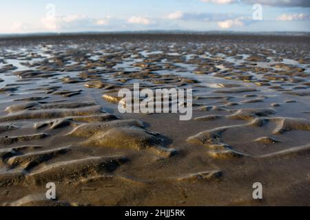 Une plage près de Douarnenez en Bretagne à marée basse photographiée avec un objectif grand angle. Banque D'Images
