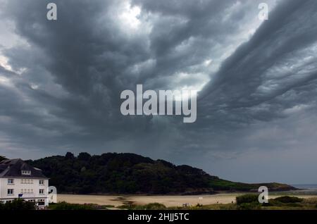 Une tempête se fait sur la plage de Sainte Anne la Palud, près de Douarnenez en Bretagne. Banque D'Images