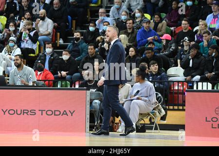 Stratford, Royaume-Uni.26th janvier 2022.Stratford, Angleterre, janvier 26th 2022 James Vear (entraîneur des Lions de Londres) crie des instructions aux joueurs sur le terrain, lors de la coupe d'Europe FIBA entre les Lions de Londres et Bahcesehir Koleji à la Copper Box Arena, parc olympique Queen Elizabeth - Londres, Angleterre.Crédit: SPP Sport presse photo./Alamy Live News Banque D'Images