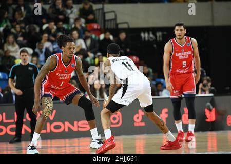 Stratford, Royaume-Uni.26th janvier 2022.Stratford, Angleterre, janvier 26th 2022 Jamal Jones (1 Bahcesehir Koleji) défend contre son adversaire lors de la coupe d'Europe FIBA entre les Lions de Londres et Bahcesehir Koleji à la Copper Box Arena, Parc olympique de la Reine Elizabeth - Londres, Angleterre.Crédit: SPP Sport presse photo./Alamy Live News Banque D'Images