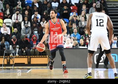 Stratford, Royaume-Uni.26th janvier 2022.Stratford, Angleterre, janvier 26th 2022 Kartal Ozmizrak (3 Bahcesehir Koleji) place le ballon sur le terrain, lors de la coupe d'Europe FIBA entre les Lions de Londres et Bahcesehir Koleji à la Copper Box Arena, Parc olympique Queen Elizabeth - Londres, Angleterre.Crédit: SPP Sport presse photo./Alamy Live News Banque D'Images