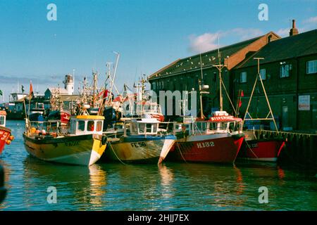 Bateaux de pêche dans le port de Scarborough août jour d'été 1983 Banque D'Images