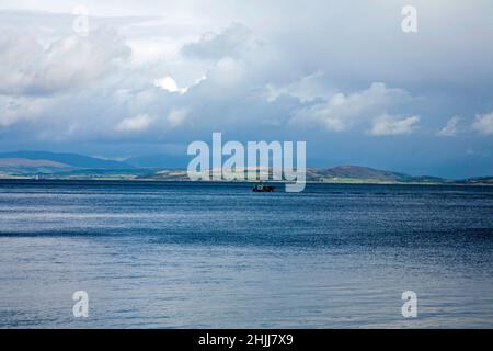 Vue sur le Firth of Clyde jusqu'au continent écossais depuis Sannox sur l'île d'Arran, dans le nord de l'Ayrshire Banque D'Images