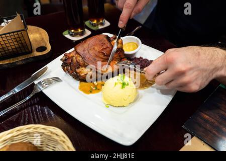 Plat tchèque - Veprevo genou dans un plat avec sauce genou de porc avec pommes de terre et moutarde au miel Banque D'Images