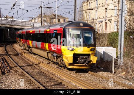 Classe 333 l'EMU approche de la station de Shipley Mars 2008 Banque D'Images