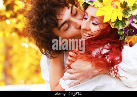 couple amoureux en costumes nationaux, europe, costumes traditionnels pour un mariage en europe orientale, une couronne sur la tête d'une fille, mariage Banque D'Images