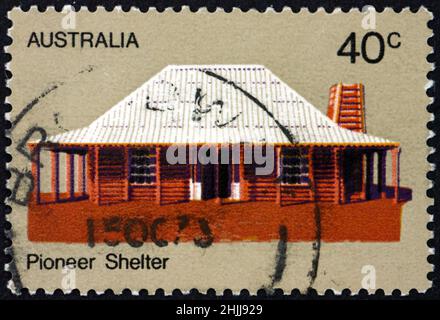 AUSTRALIE - VERS 1972 : un timbre imprimé en Australie montre la maison des pionniers, la vie des pionniers australiens, vers 1972 Banque D'Images