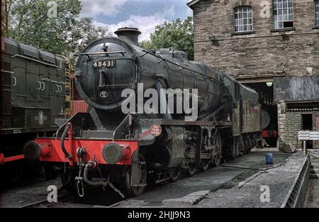 LMS 8F 2-8-0 locomotive de marchandises numéro 48431 en attente de l'attention à Haworth Yard sur le KWVR dans les années 1980/90 Banque D'Images